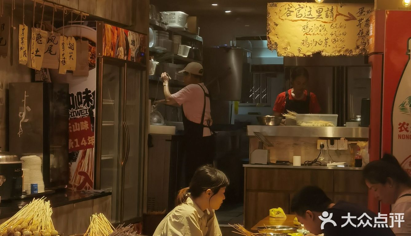 这家店就在奎星楼的美食一条街，店的招牌很醒目
