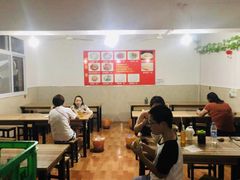 大堂-老字号杨坡红油米线腊汁肉夹馍(东四道巷店)