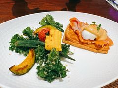 烟熏三文鱼水波蛋配酥皮面包-bluefrog蓝蛙(新三里屯太古里店)