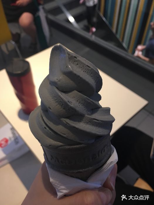 麦当劳(湖州观凤店)黑芝麻圆筒冰淇淋图片
