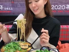 招牌炸酱酸辣米线-肥汁米蘭香港米线(长宁来福士店)