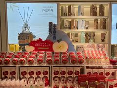 -名创优品(北京新中关购物中心地铁层店)