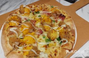 Golden Egg Yolk Chicken Volcano Pizza