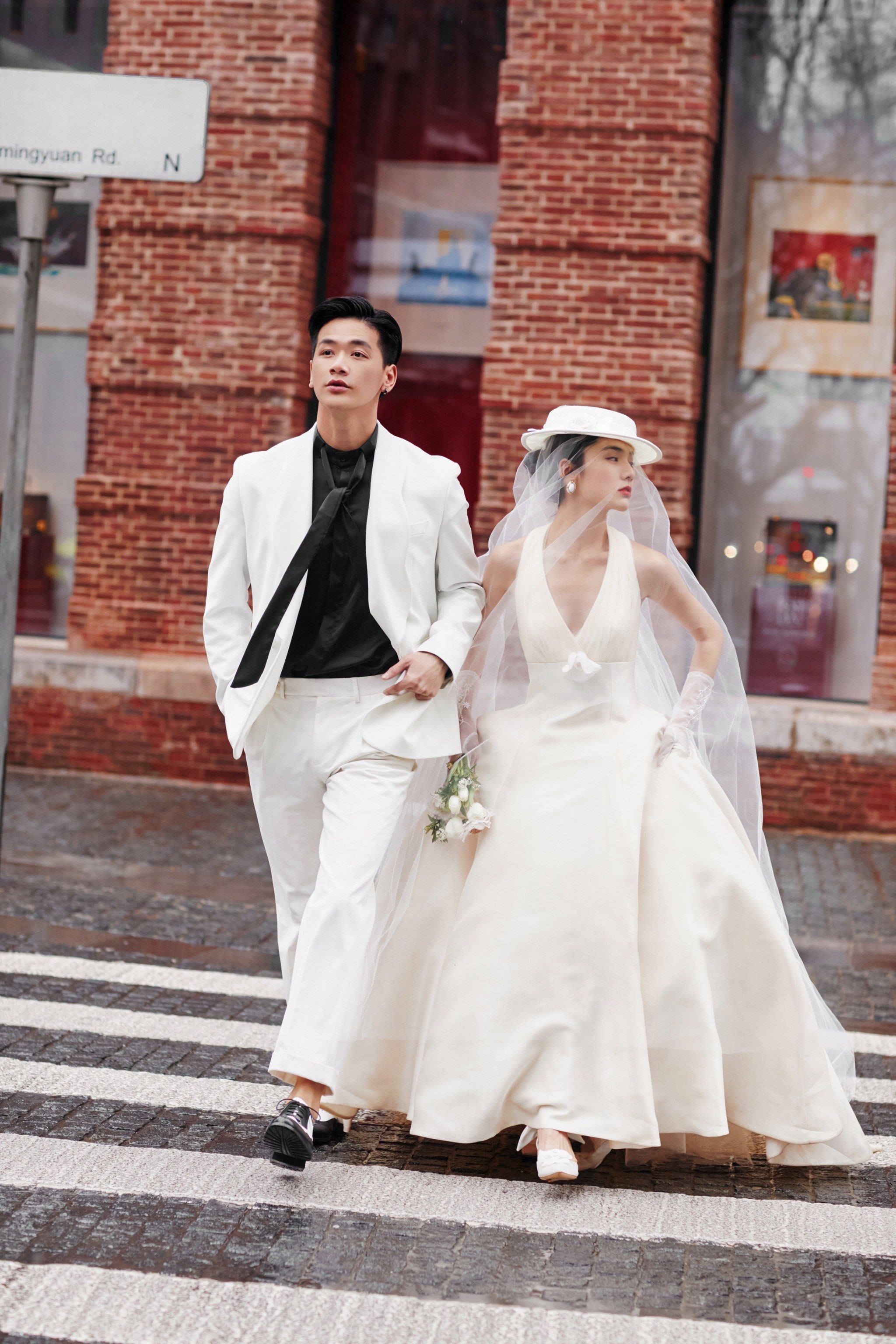 当上海街头遇见法式婚纱照 像极了电影截图