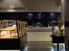 面包甜点陈列柜-黑草莓(重庆路店)