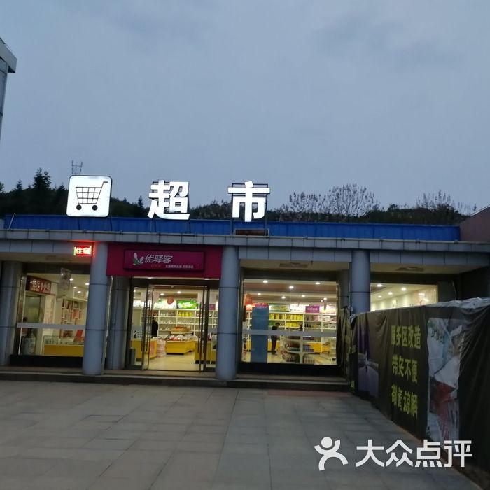 月亮湖服务区停车场