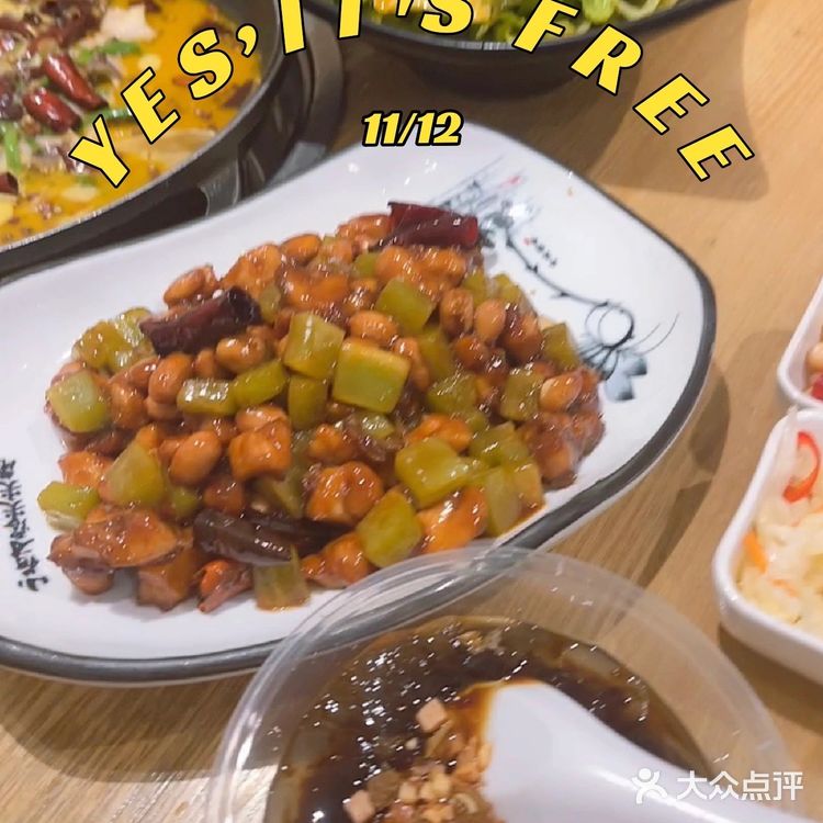 他们家的酸菜鱼火锅很正宗，微微麻辣，巴适得很