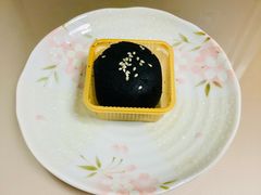 炭黑斑斓翡翠蛋黄酥-江南雅厨(李公堤店)