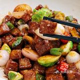 服啦…这么偏僻的地方居然有这么一家大排档❗️