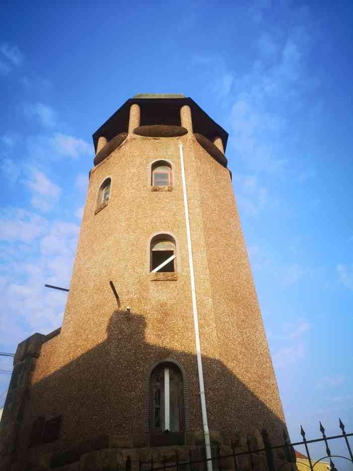 望火楼旧址-"顺路看到的望火楼.周围已经被居民楼包围,.