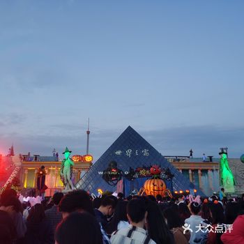 小心别被她的尾巴绊倒哦！不过人确实有点太多了