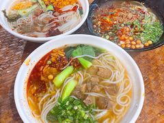 -爆炸头阿姨小四川正宗川味小吃(无任何分店)