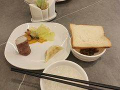 -西安大雁塔科技大学地铁站亚朵酒店