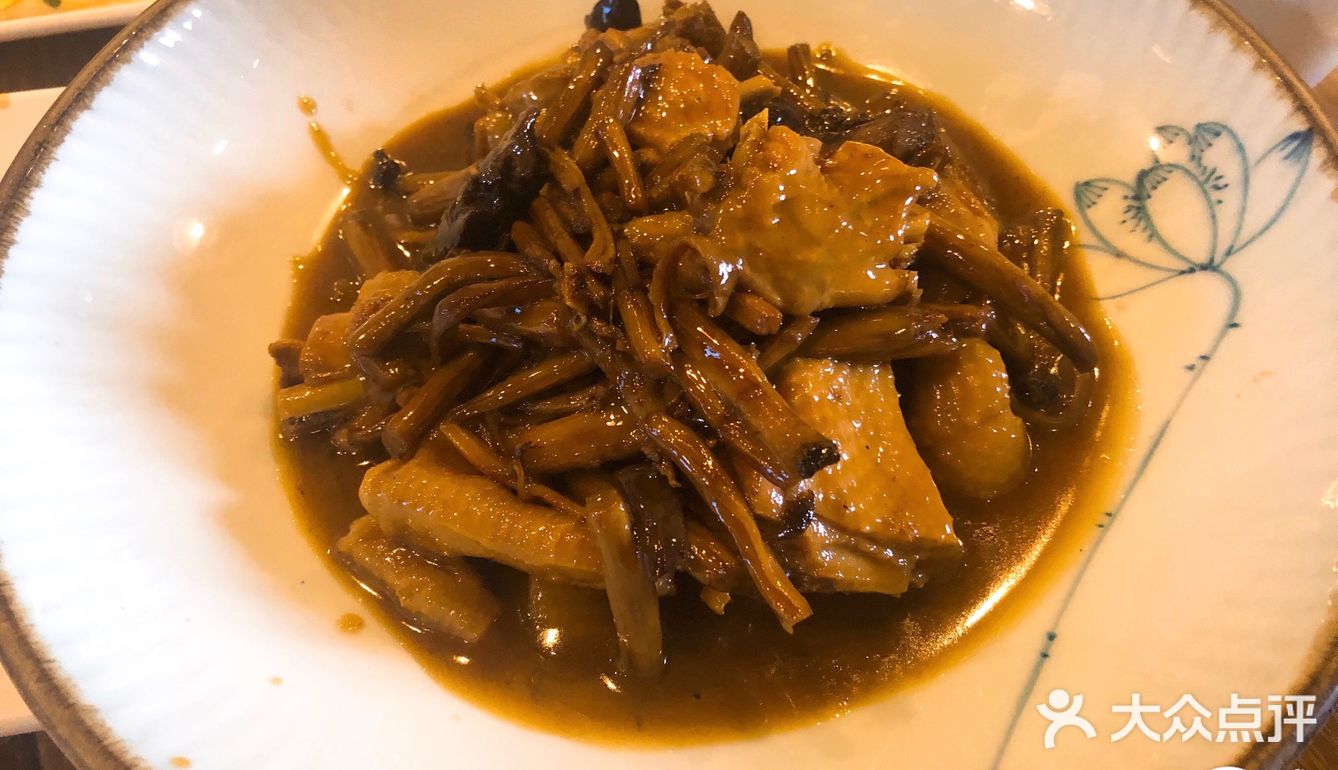 中国园林风，庭院深深，错落有致，好在菜的味道也不差