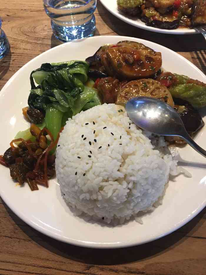 打分 38 /人 今天的煎酿三宝很美味,听着音乐很惬意