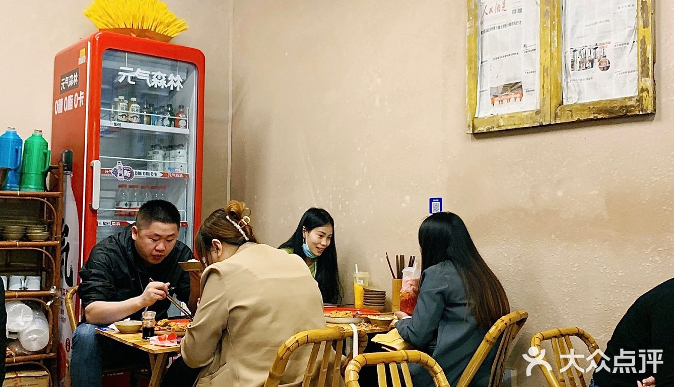 藏在大树背后的麻辣烫