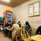 藏在大树背后的麻辣烫