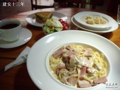 那碗超小的就是蛋汁面套餐里的沙拉-&nbsp;--雕刻时光咖啡馆(北航店)