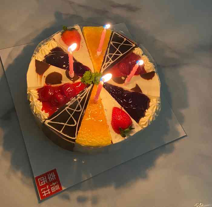 幸福西饼生日蛋糕-"送来的很及时,直接来着一辆面包车过来的,.