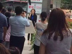 杨幂在金汇四季广场拍片-金汇四季广场