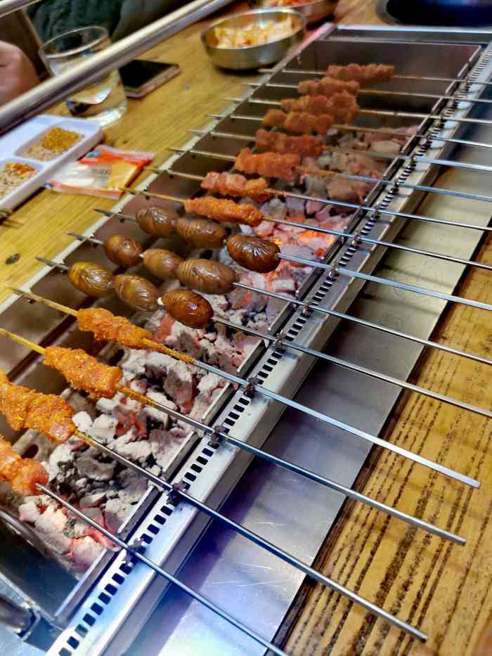 河坝烧烤串城-"招牌羊肉小串特别好吃,跟老公特地中午去吃.