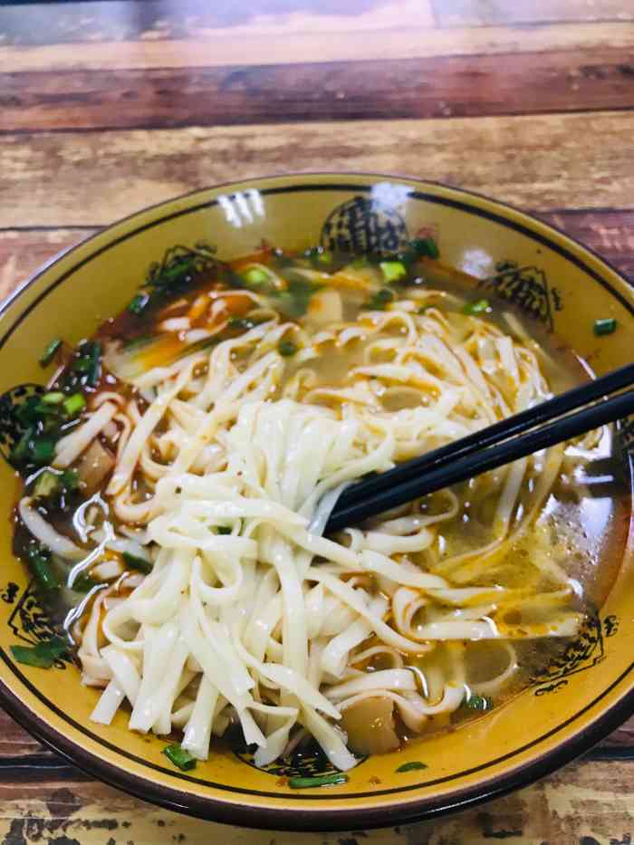 永芳达州老面馆(南江路店)-"晚上九点多了还开着,早上倒是开的不算早.