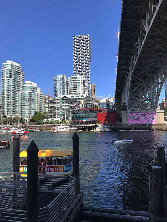 格兰维尔岛-"格兰维尔岛原来是一个工业半岛改建的艺术街.