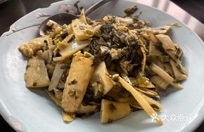 Bamboo Shoots Stir-Fried with Pickled Cabbage