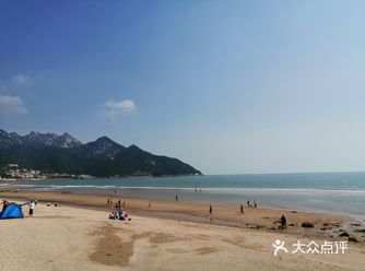 可以放风筝，下海，是个少有人少风景好的沙滩