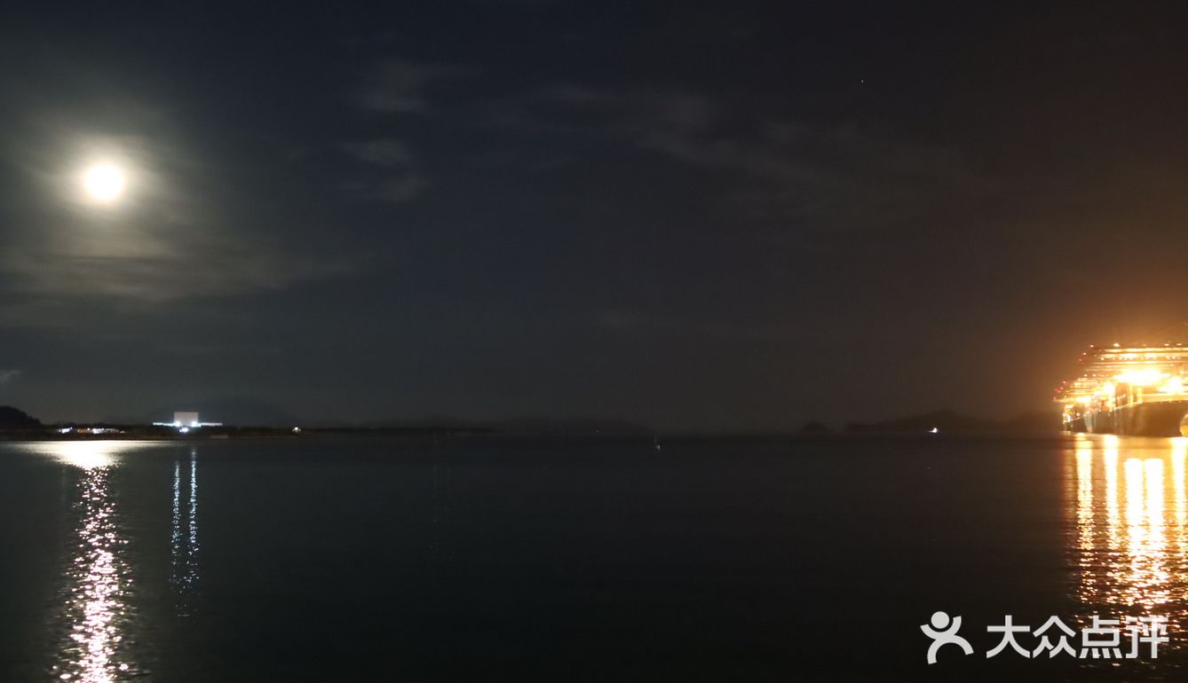 中秋夜看月出东方 从山后升起倒映在水中