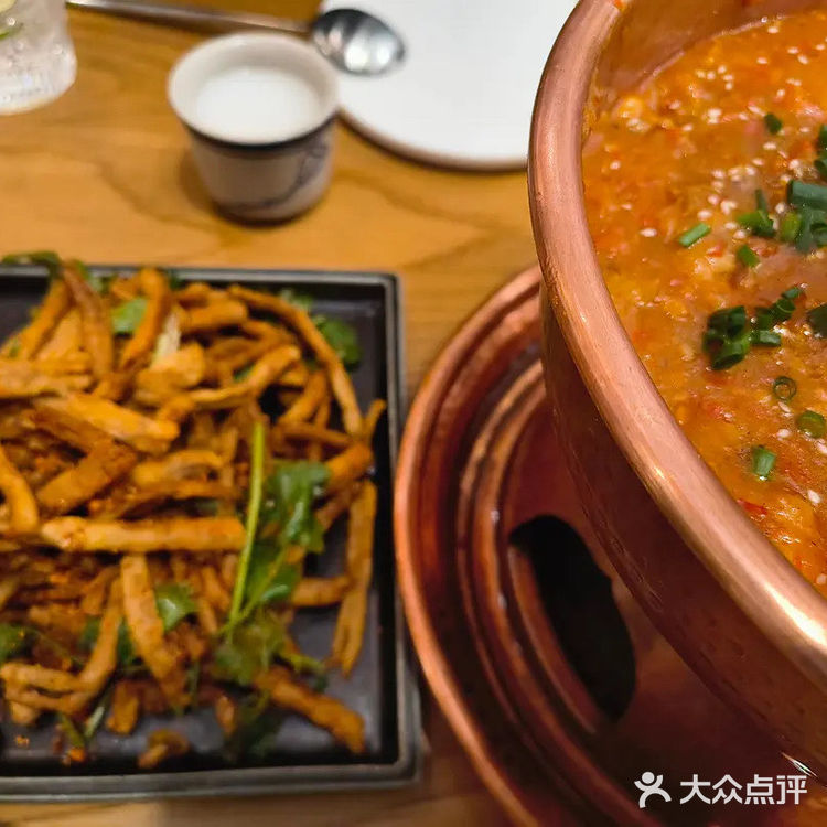 排队真的挺厉害的，我们五点多去的，排了八十分钟，还是在前面过