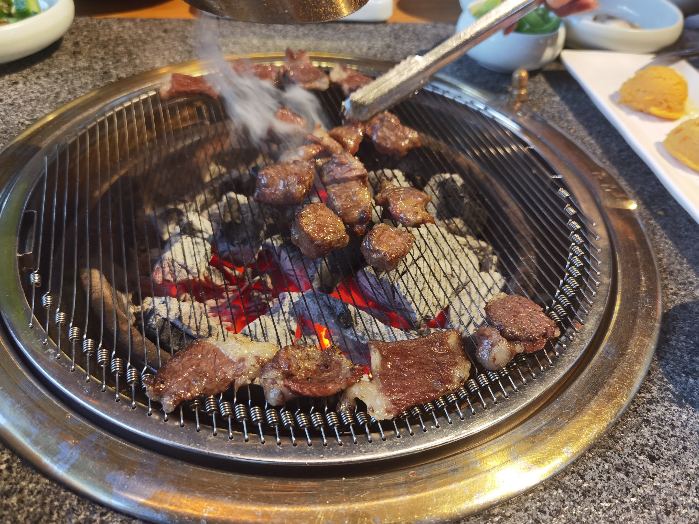 这家烤肉做的太出色了,特色的牛仔骨,肉质新鲜有嚼劲