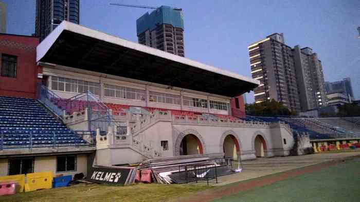 新华路体育中心-"学校今天过来这边开运动会.环境不能再差了.