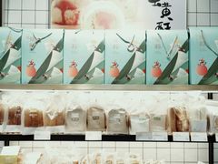 面包甜点陈列柜-皇冠幸福里动物奶油生日蛋糕(龙阳村地铁站店)