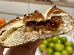 红酒无花果芝士碱水饼-仙峰天然面包(迎宾路店)