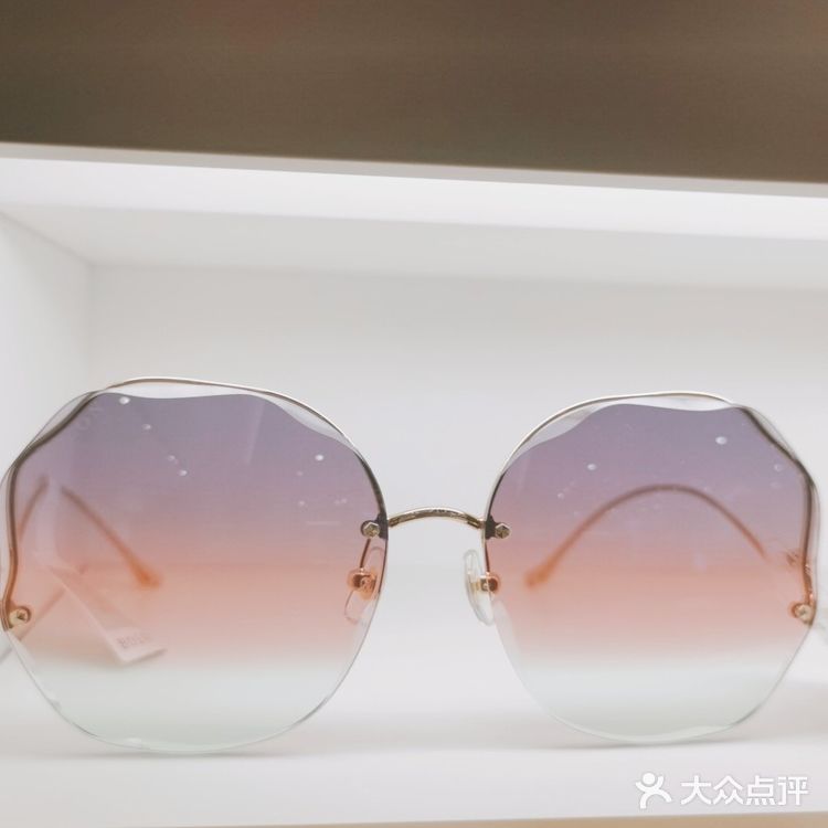 特色推荐： 暴龙太阳镜  实用tips： 今年暴龙太