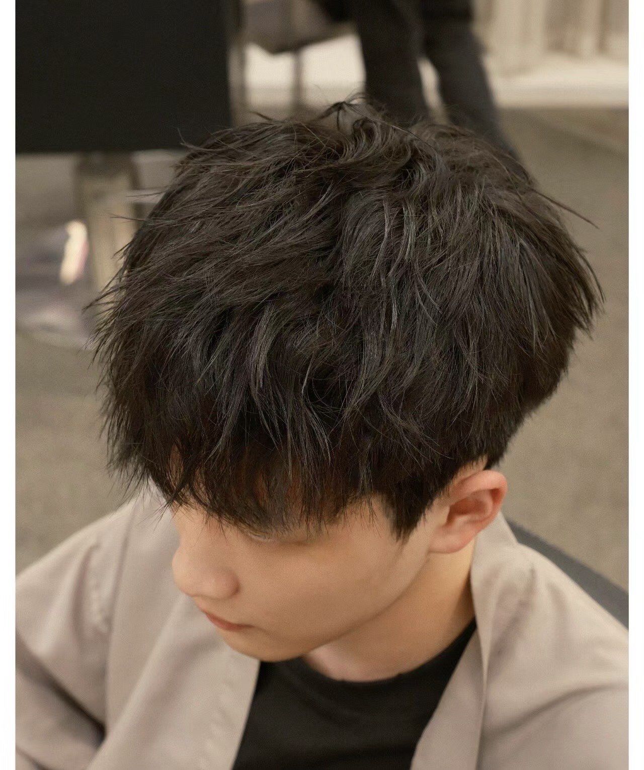 适合大部分男生的束状纹理中短发造型也很好看哟