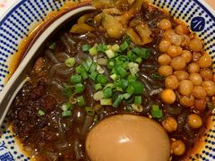 大勺肉酱酸辣粉-遇见小面(东方宝泰店)