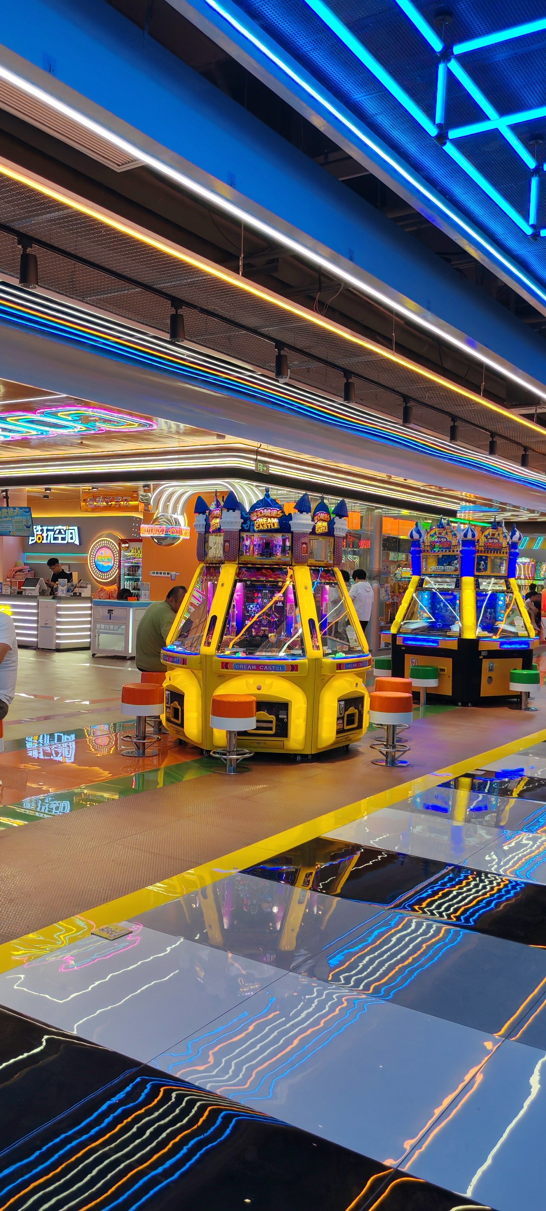 吾悦广场的酷玩空间非常大,娱乐设施不仅新