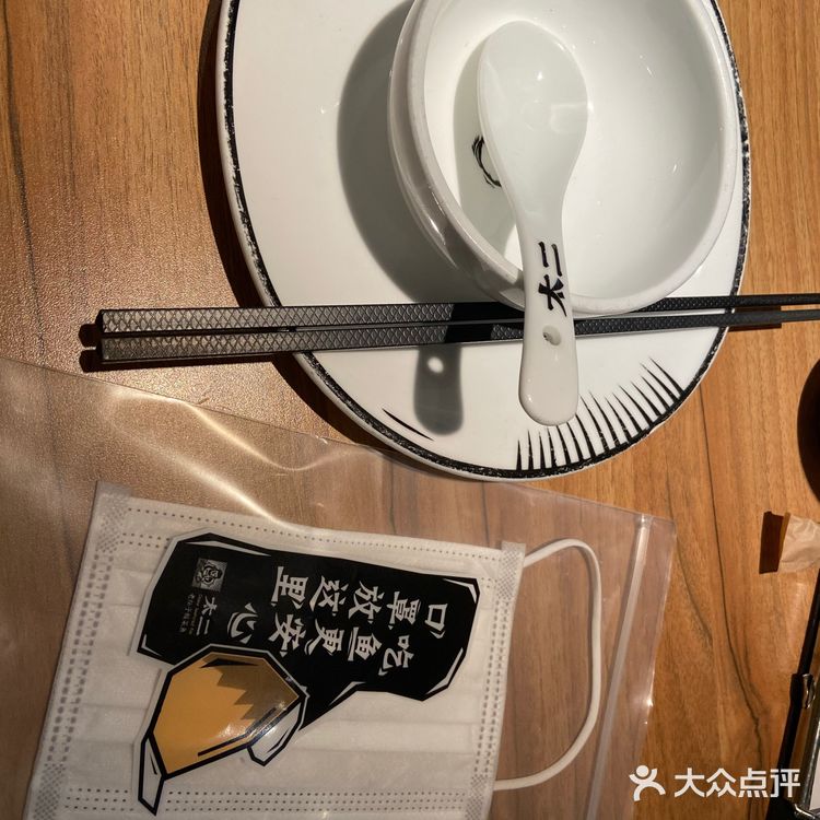 环境： 店面不大，但是翻桌倒是挺快