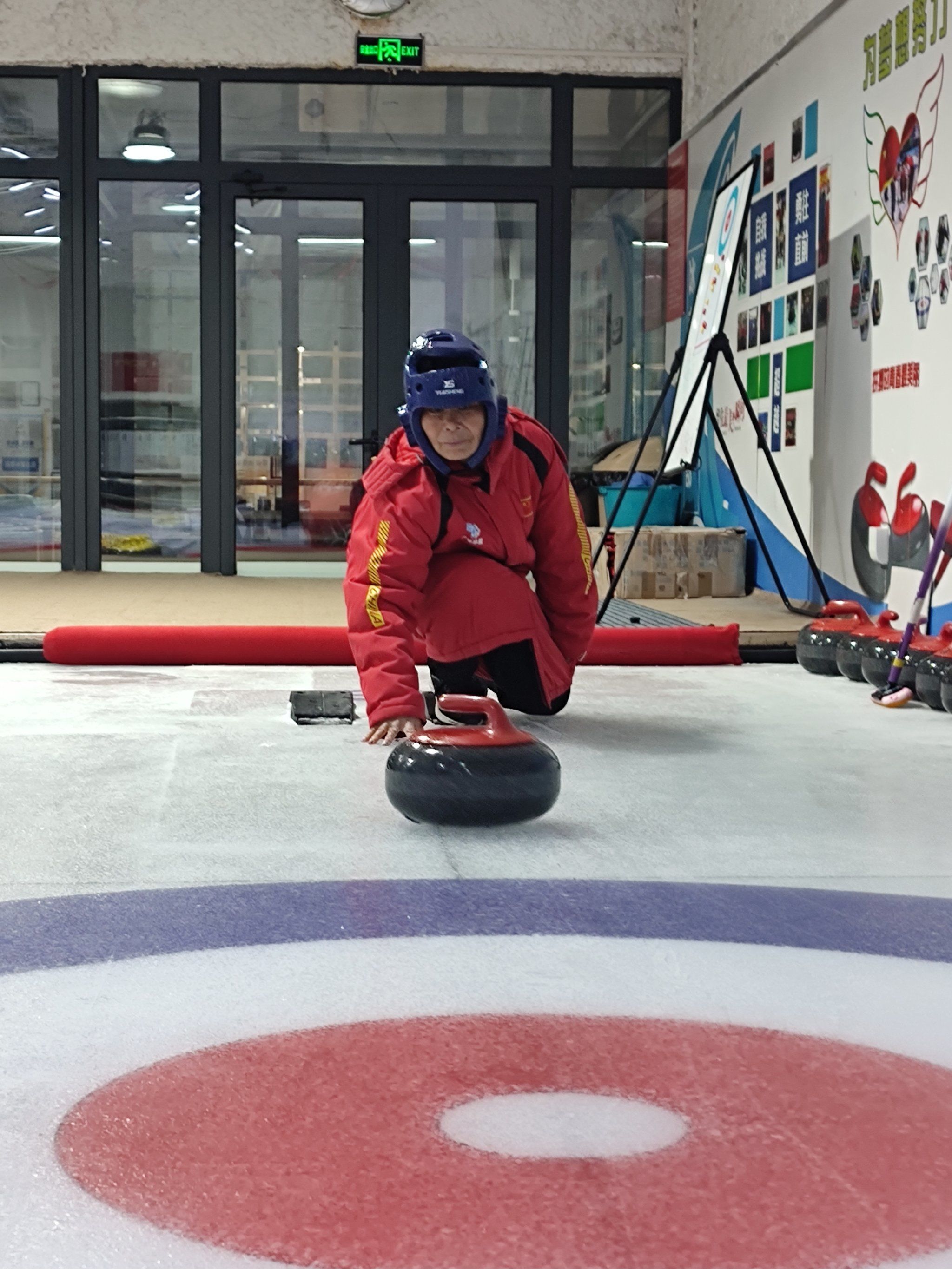 体验运动爱好冰壶