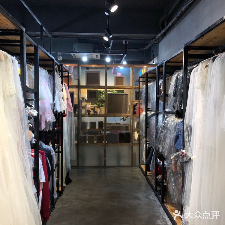 店铺主打儿童+孕妇+全家福的摄影 环境属于工业风