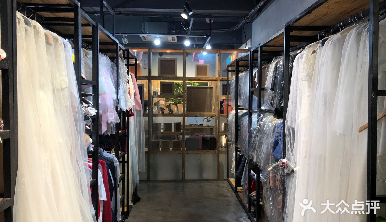 店铺主打儿童+孕妇+全家福的摄影 环境属于工业风