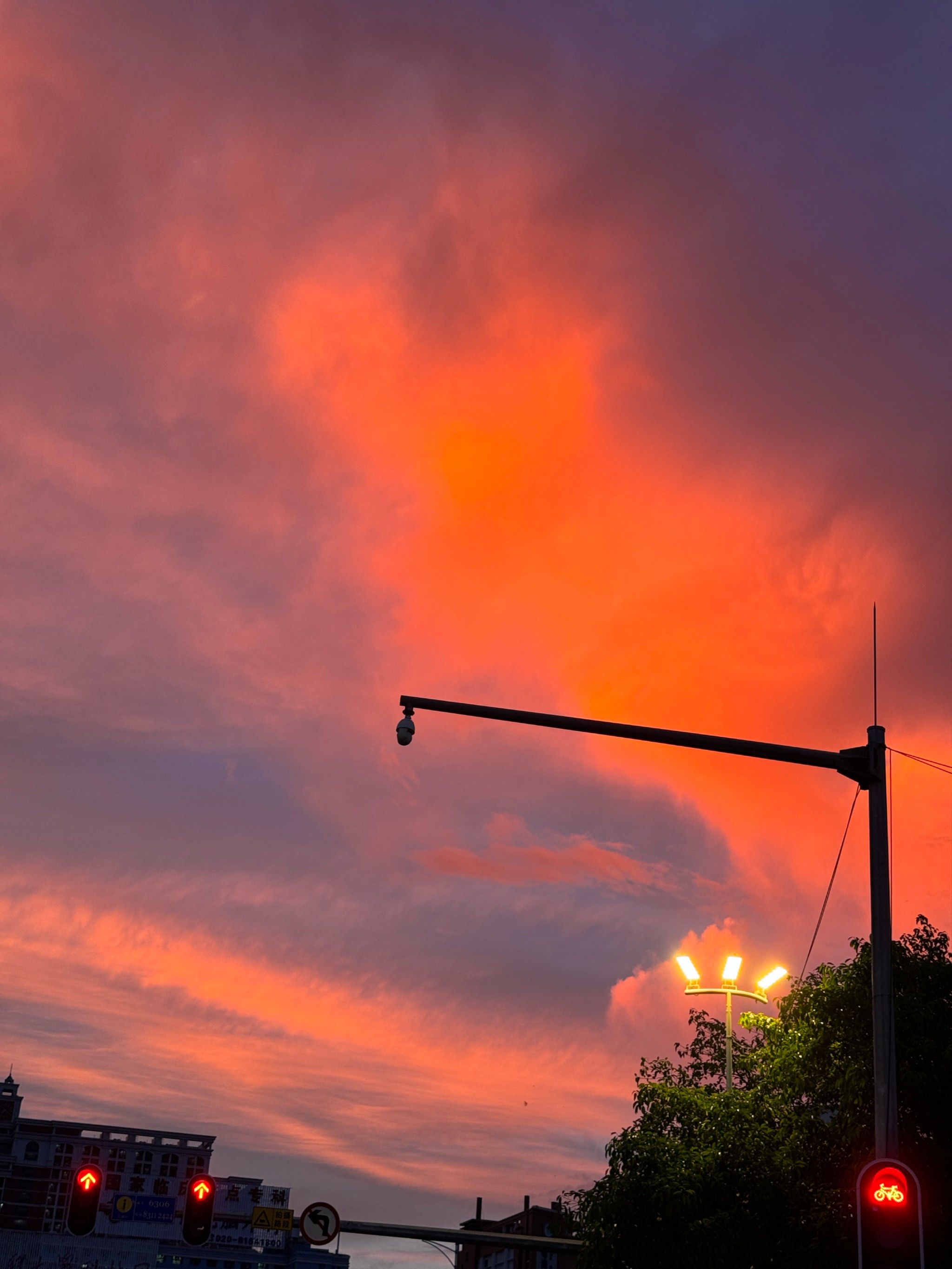 晚霞染红了天空