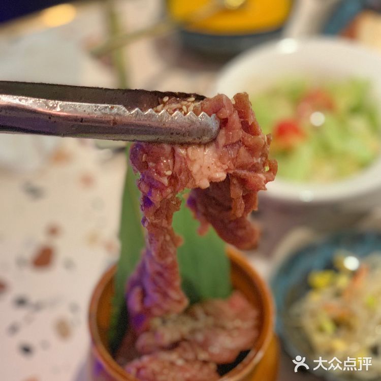 环境： 来自韩国首尔的烤肉果然不一样，装修的是夜店风