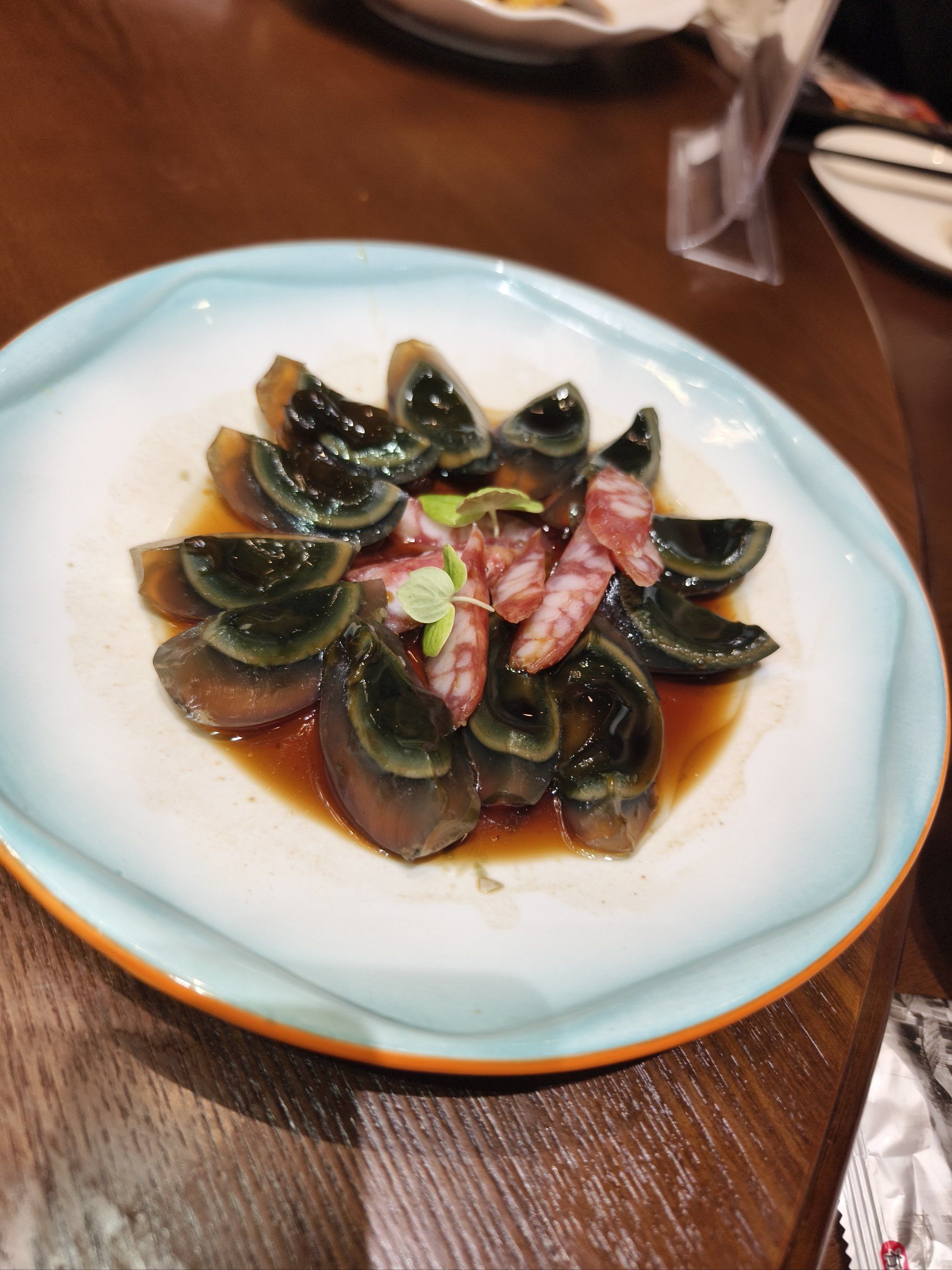 这是精致的凉菜,摆放在一个浅蓝色的盘子上