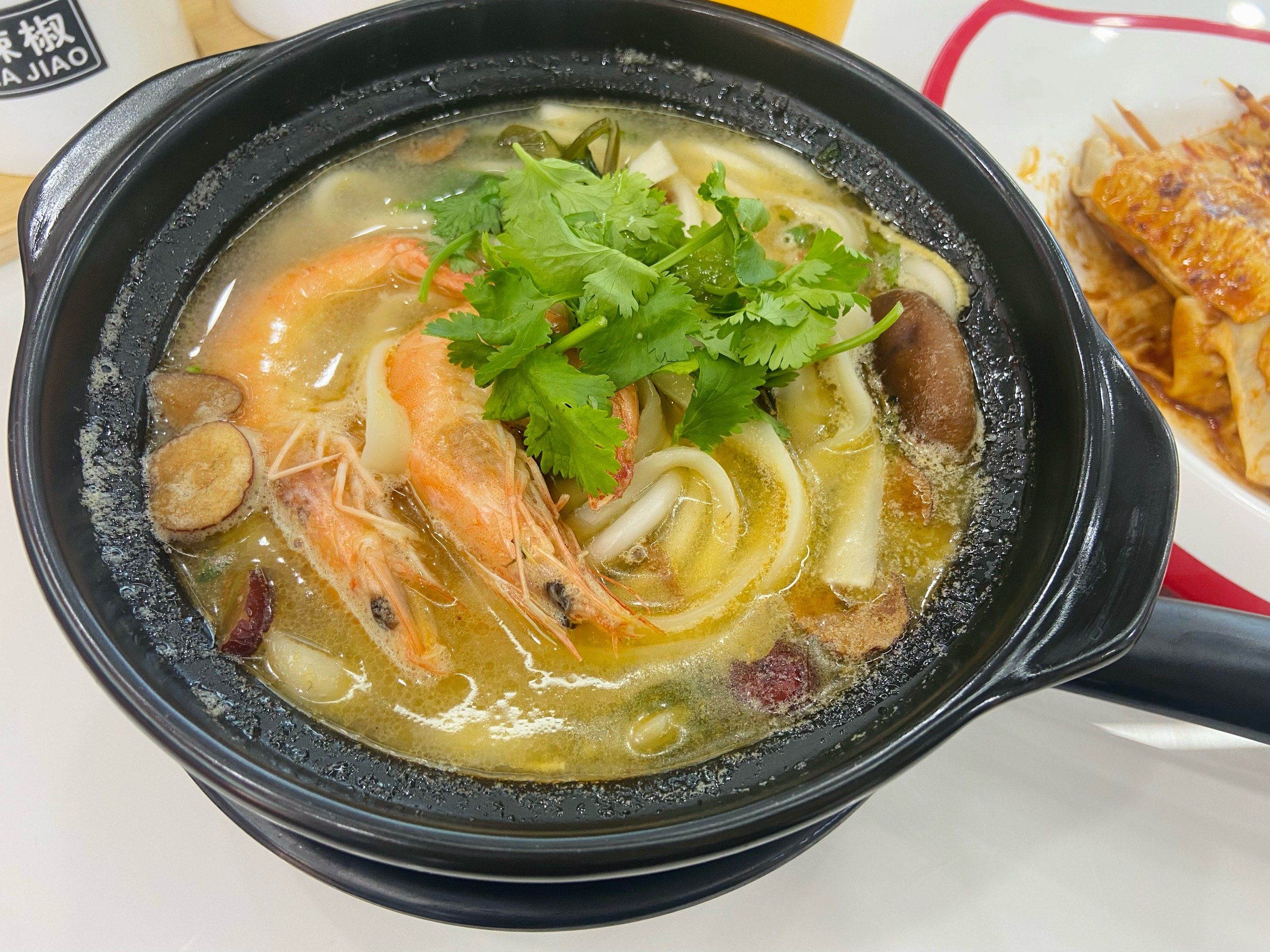 三鲜鲜虾,番茄酥肉,金汤酸菜,藤椒酥肉等六种口味,还可以选土豆粉,刀