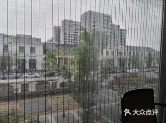 环境真的没话说，在绿城玫瑰园酒店里，周围是网红小镇如