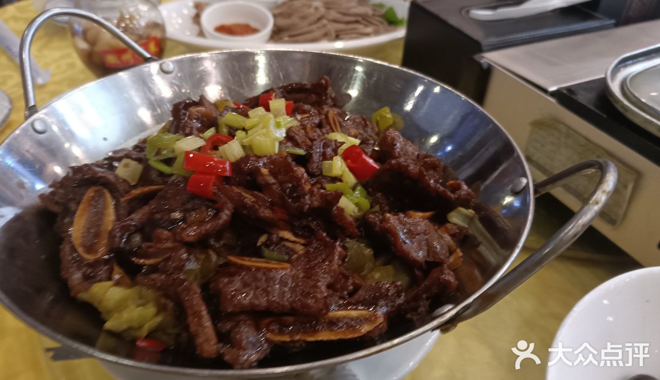 聚会吃酒经常去的一家菜馆。这次是别人的乔迁之喜