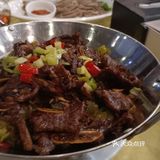 聚会吃酒经常去的一家菜馆。这次是别人的乔迁之喜